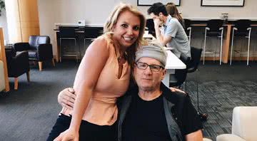 O ator Ed O'Neill em foto com Britney - Divulgação/ Twitter/Britney Spears