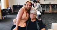 O ator Ed O'Neill em foto com Britney - Divulgação/ Twitter/Britney Spears