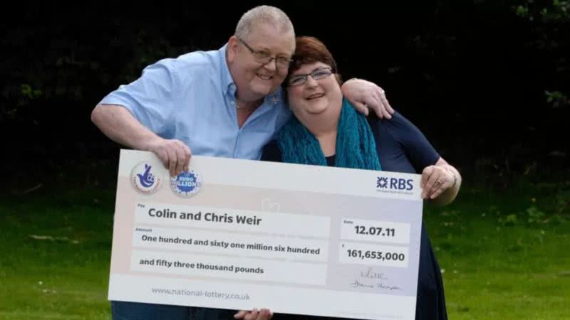 Colin junto da esposa com cheque do prêmio - Divulgação / EuroMillion