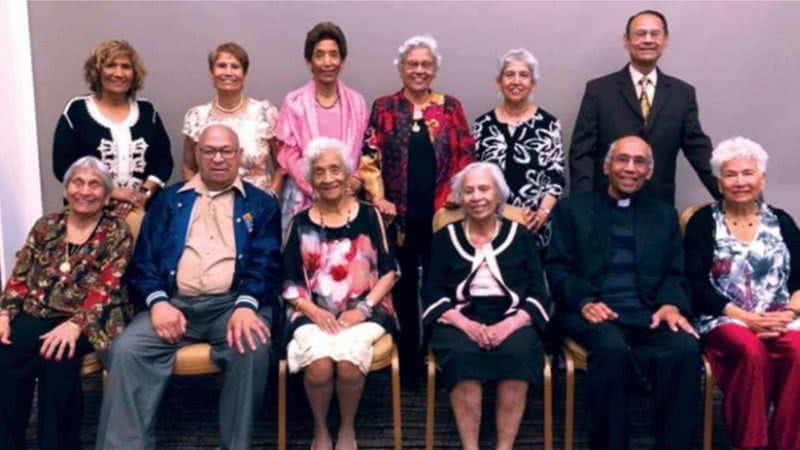 Fotografia dos irmãos sentados juntos - Divulgação/ Guinness Book