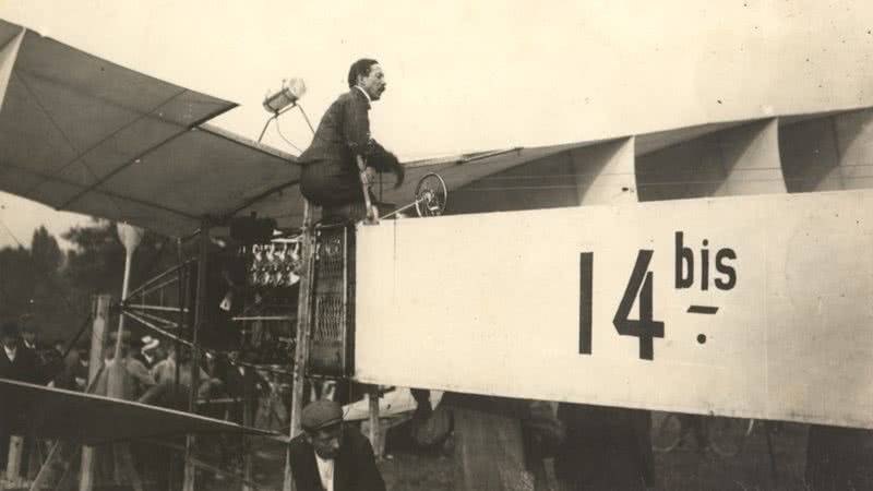 Santos Dumont e sua mais icônica invenção, o primeiro avião do mundo, 14-bis - Domínio Público via Wikimedia Commons