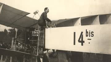 Santos Dumont e sua mais icônica invenção, o primeiro avião do mundo, 14-bis - Domínio Público via Wikimedia Commons