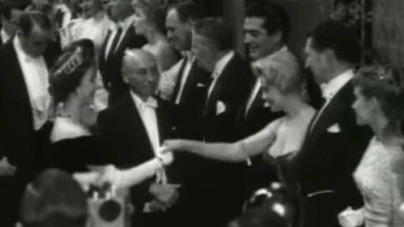 A rainha Elizabeth II e Marilyn Monroe em 1956 - Divulgação/Youtube/Marilyn Monroe Video Archives