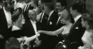 A rainha Elizabeth II e Marilyn Monroe em 1956 - Divulgação/Youtube/Marilyn Monroe Video Archives