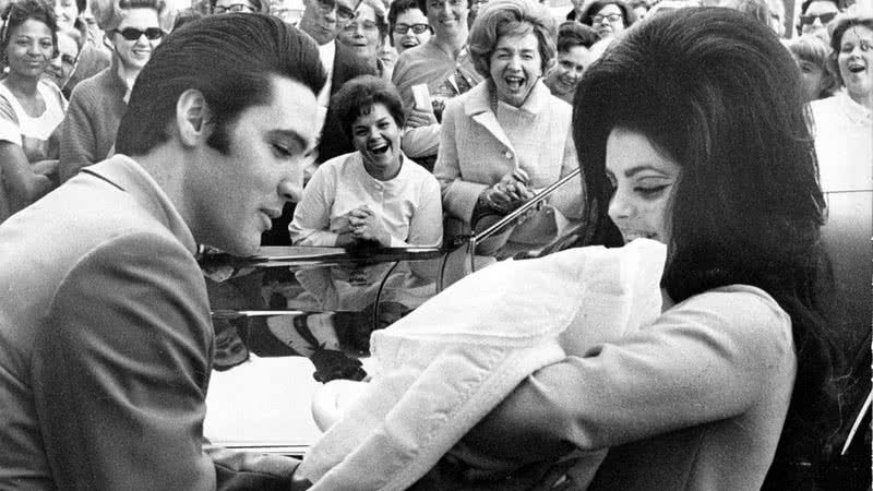 Elvis e Priscilla Presley com a filha Lisa Marie em fevereiro de 1968 - Wikimedia Commons