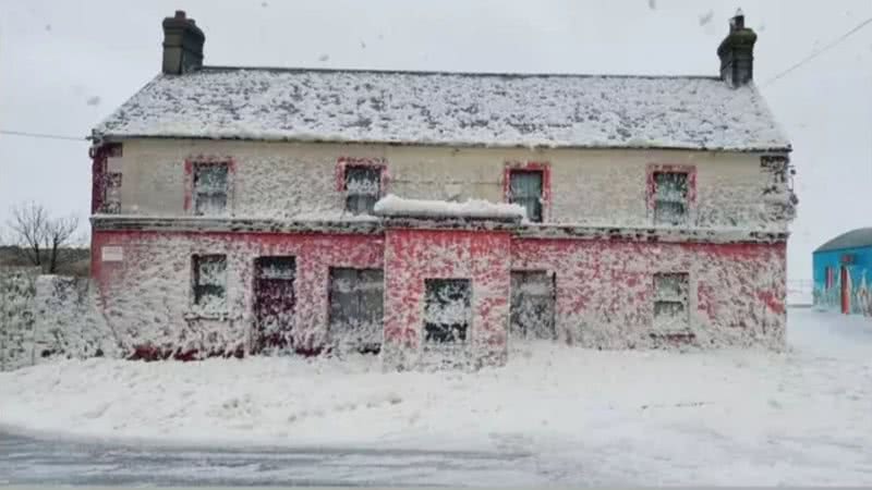 Casa com espuma marinha em Bunmahon, Irlanda - Divulgação/CNN