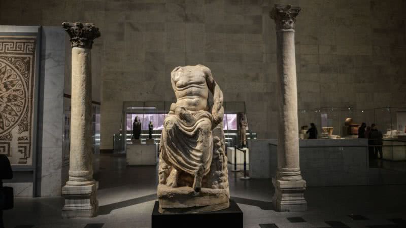 Estátua greco-romana fotografada em 2021 em uma exposição do Museu do Cairo - Getty Images