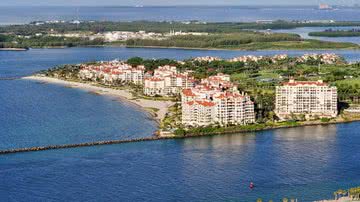 Fotografia aérea da Fisher Island, nos Estados Unidos - Foto por Alexf pelo Wikimedia Commons