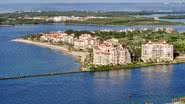 Fotografia aérea da Fisher Island, nos Estados Unidos - Foto por Alexf pelo Wikimedia Commons