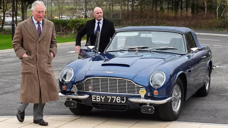 Charles III ao lado de seu Aston Martin - Getty Images