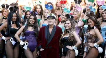 Hugh Hefner, fundador da Playboy, ao lado de algumas modelos fantasiadas de coelhinhas - Getty Images