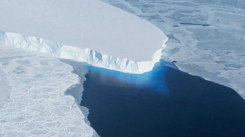 Fotografia aérea da geleira Thwaites - Foto por NASA via Wikimedia Commons