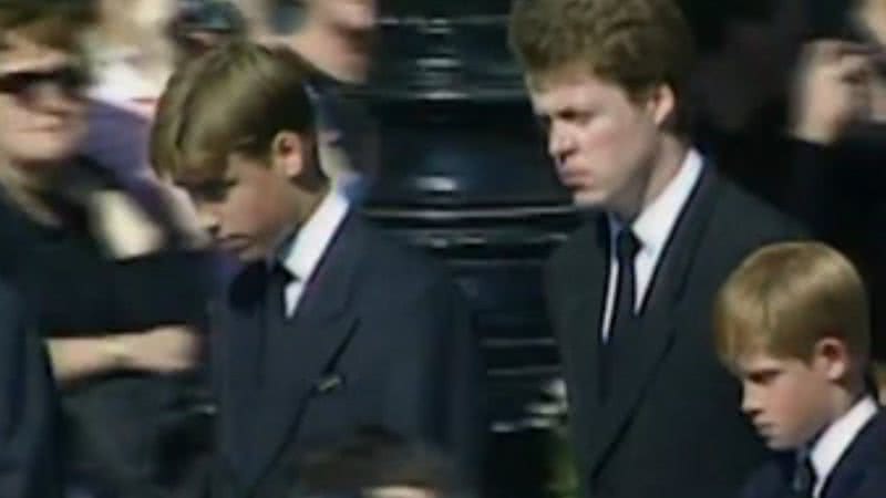 Os príncipes William e Harry no funeral da princesa Diana - Reprodução/Vídeo/People