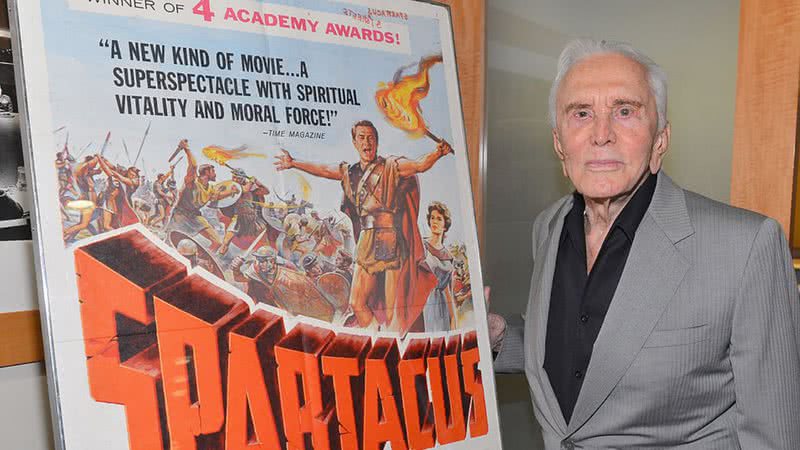 Kirk Douglas com cartaz de “Spartacus” (1960) - Getty Images