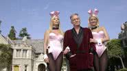 O magnata da Playboy Hugh Hefner com as coelhinhas Sheila Levell e Holly Madison na mansão - Getty Images