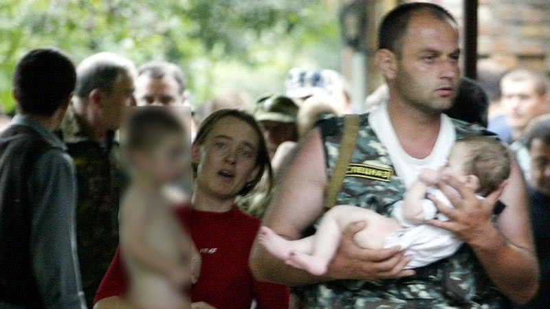 Pessoas sendo resgatadas da escola no massacre de Beslan - Getty Images