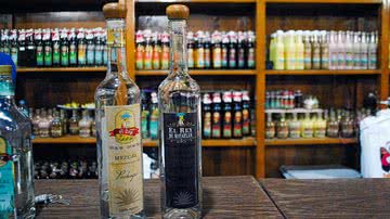 Fotografia de garrafas de mezcal - Foto por ProtoplasmaKid pelo Wikimedia Commons