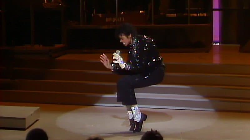 Michael Jackson em sua primeira performance do moonwalk, em 1983 - Divulgação/Youtube