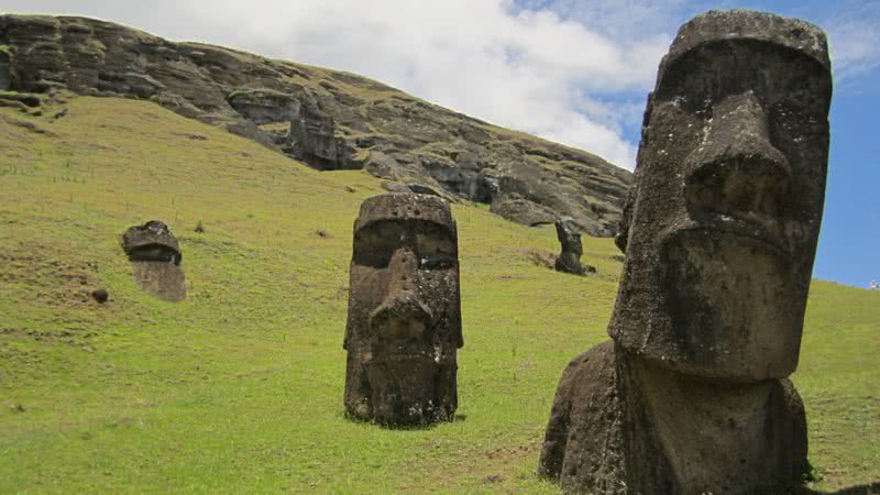 Estátuas moai que cobrem a Ilha de Páscoa - Foto por Marlene Hanssen pelo Pixabay