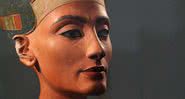 Busto de Nefertiti, rainha do Egito Antigo - bittidjz via Wikimedia Commons