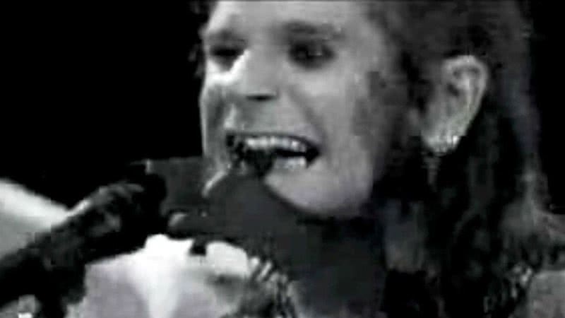 Ozzy Osbourne reproduzindo a cena polêmica - Divulgação/Youtube