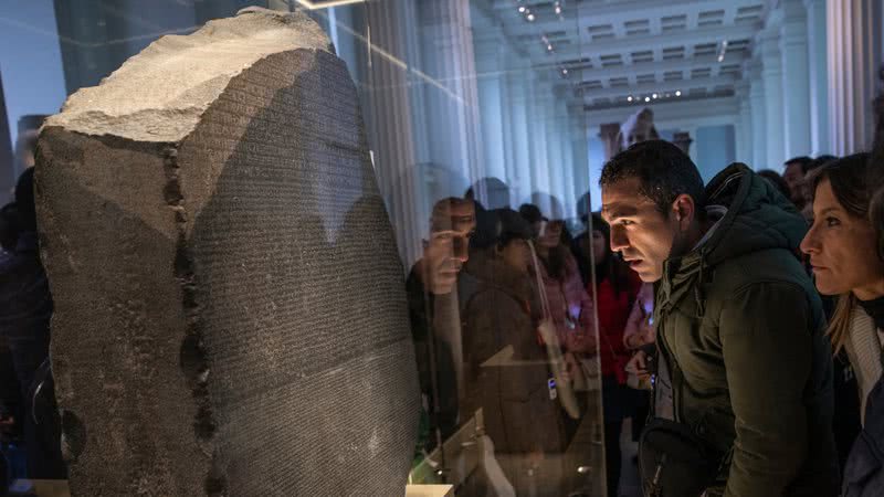 Fotografia da Pedra de Roseta no museu - Getty Images