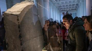 Fotografia da Pedra de Roseta no museu - Getty Images