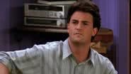 Matthew Perry como 'Chandler' na sitcom 'Friends' - Divulgação/Warner Bros.