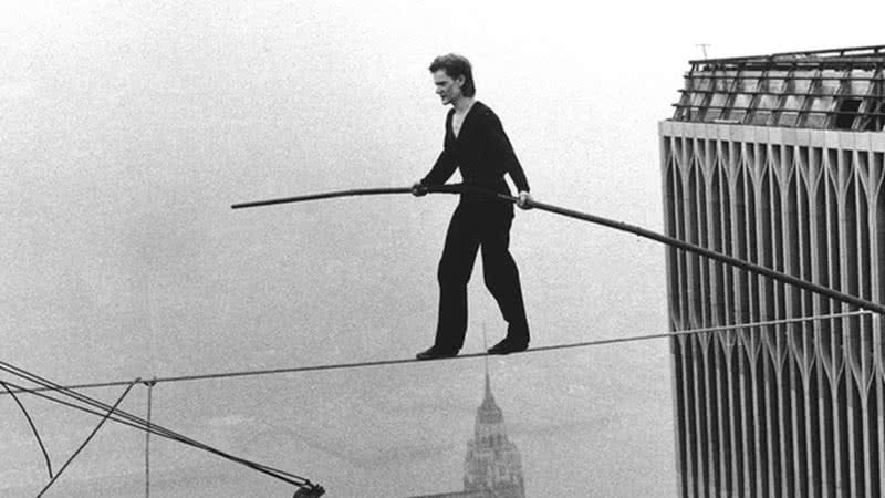 Philippe Petit durante a travessia das Torres Gêmeas - Divulgação/Man on Wire