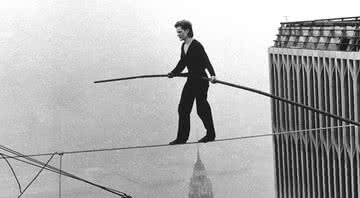 Philippe Petit durante a travessia das Torres Gêmeas - Divulgação/Man on Wire