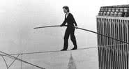 Philippe Petit durante a travessia das Torres Gêmeas - Divulgação/Man on Wire