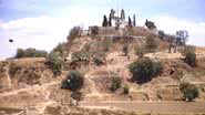 Fotografia do local da antiga pirâmide de Cholula, onde uma igreja foi construída no topo - Foto por Janice Waltzer pelo Wikimedia Commons