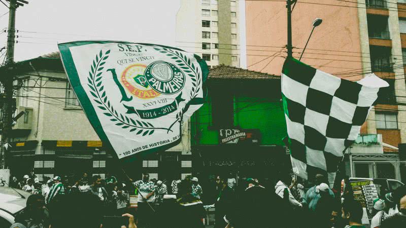 Fotografia de torcedores do Palmeiras em pré-jogo - paulisson miura/ Creative Commons/ Wikimedia Commons