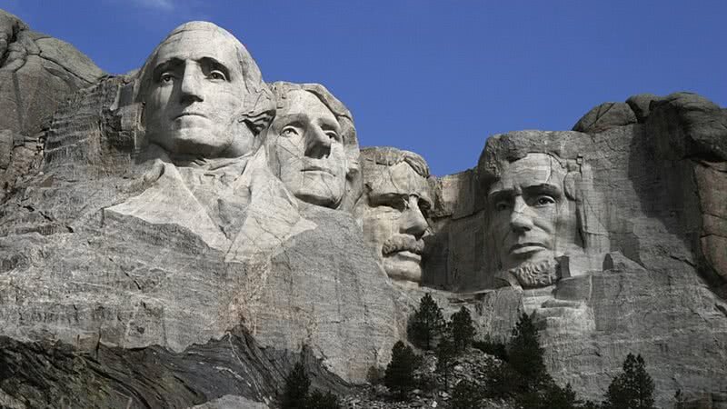 Monte Rushmore, localizado em Dakota do Sul, nos Estados Unidos - Foto por Denniss via Wikimedia Commons