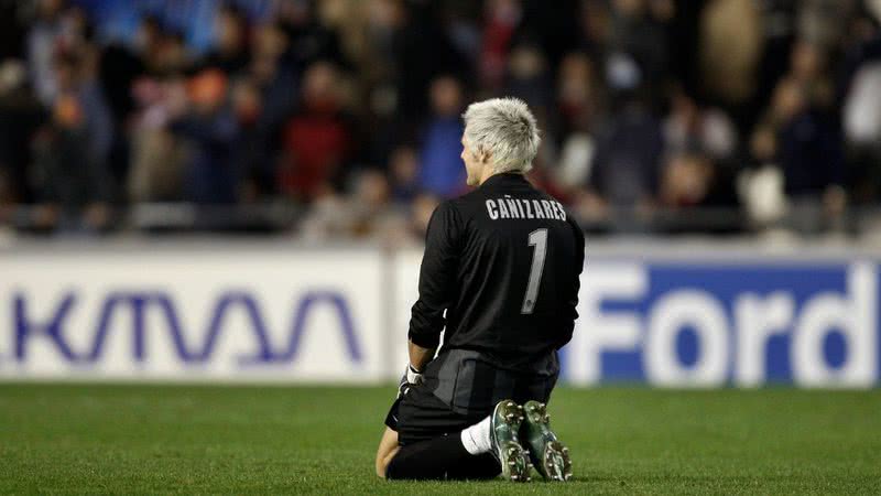 Fotografia de Santiago Cañizares em jogo de 2007 - Getty Images