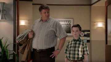 George Cooper e Sheldon Cooper em 'Young Sheldon' - Divulgação / CBS