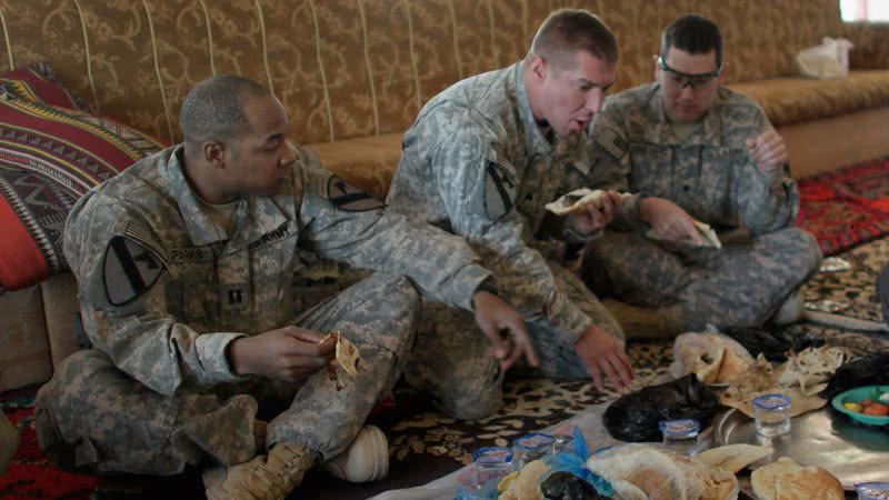 Soldados americanos durante refeição - Getty Images