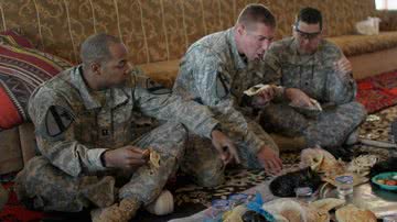 Soldados americanos durante refeição - Getty Images