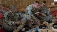 Soldados americanos durante refeição - Getty Images