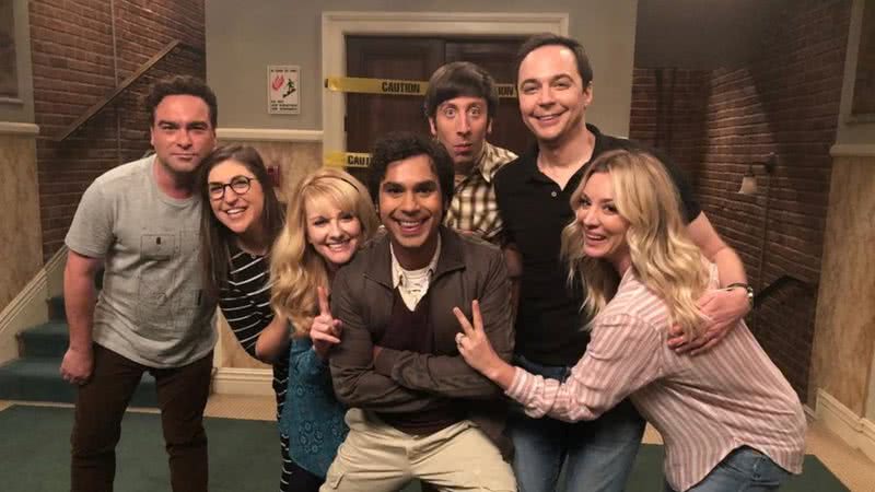 Elenco de 'The Big Bang Theory' em foto de bastidores - Divulgação / CBS