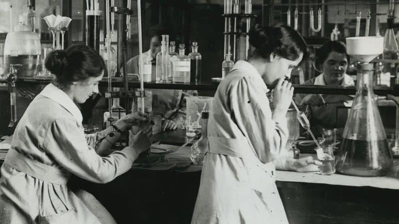 Imagem meramente ilustrativa de mulheres em laboratório antigo - Divulgação