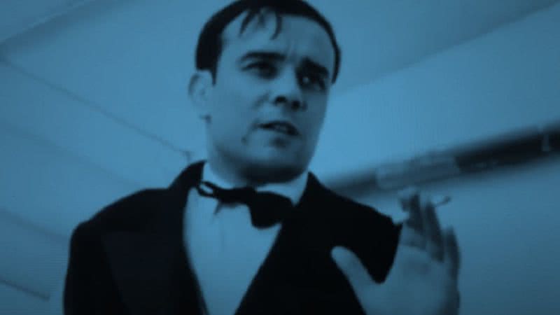 O artista Yves Klein - Reprodução/Video/YouTube com modificações