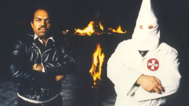 Daryl Davis e um membro da KKK na capa de seu livro Klan-destine Relationships: A Black Man's Odyssey in the Ku Klux Klan (1998) - Divulgação