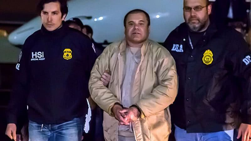 El Chapo em 19 de janeiro de 2017, sob custódia com agentes da DEA. - Wikimedia Commons