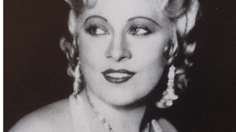 Mae West em 1932 - Wikimedia Commons/Domínio Público