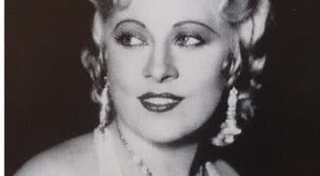 Mae West em 1932 - Wikimedia Commons/Domínio Público