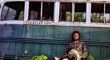 Christopher McCandless  em frente ao ônibus 142 - Divulgação