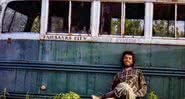 Christopher McCandless  em frente ao ônibus 142 - Divulgação