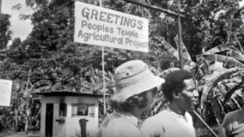 Alguns fiéis reunidos em Jonestown - Divulgação/Youtube