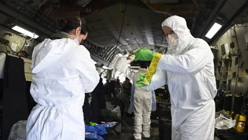 Especialistas usam roupas de proteção contra o coronavírus - Divulgação/ Air Forces dos EUA/ Cody R.Miller